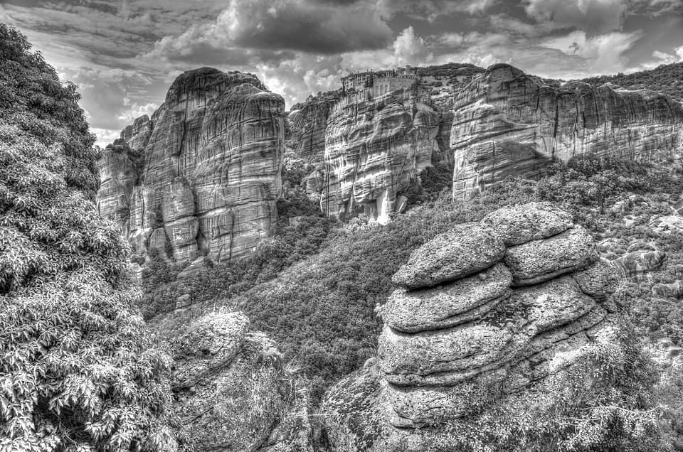 Rochedos de Meteora sobre um vale de floresta