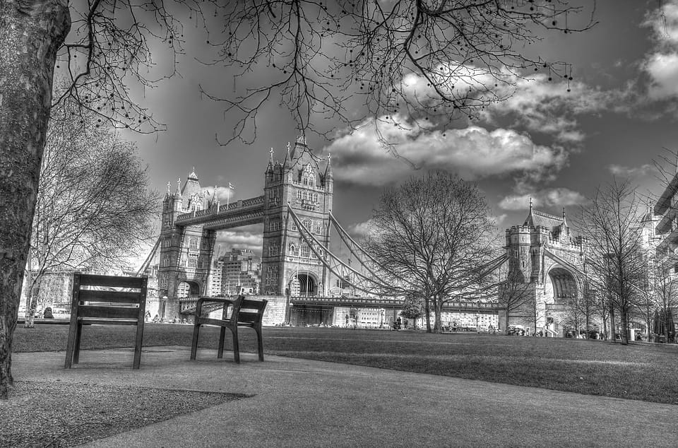 Dois bancos de jardim vazios com a Tower Bridge ao fundo