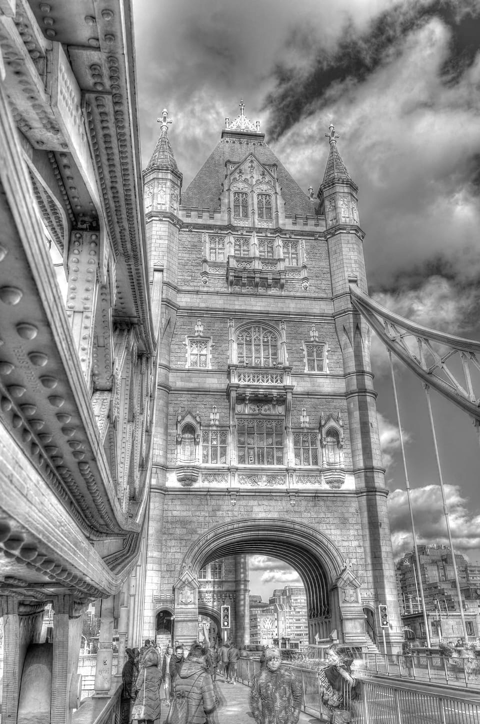Torre da Tower Bridge vista de baixo, com gente a atravessar